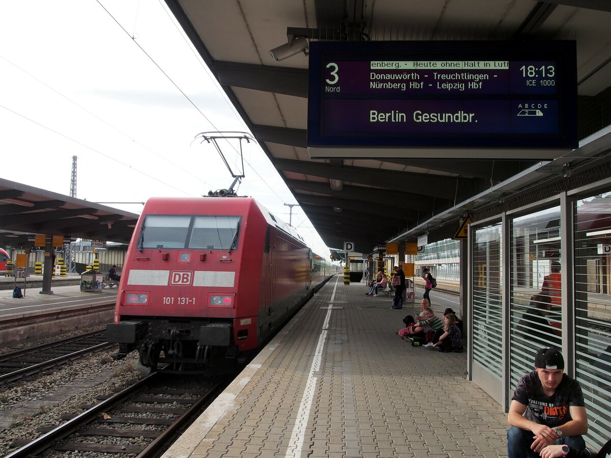 101 131-1 mit lokbespanntem ICE Nr.1000, ex Metropolitan in Augsburg am 31.05.2015.