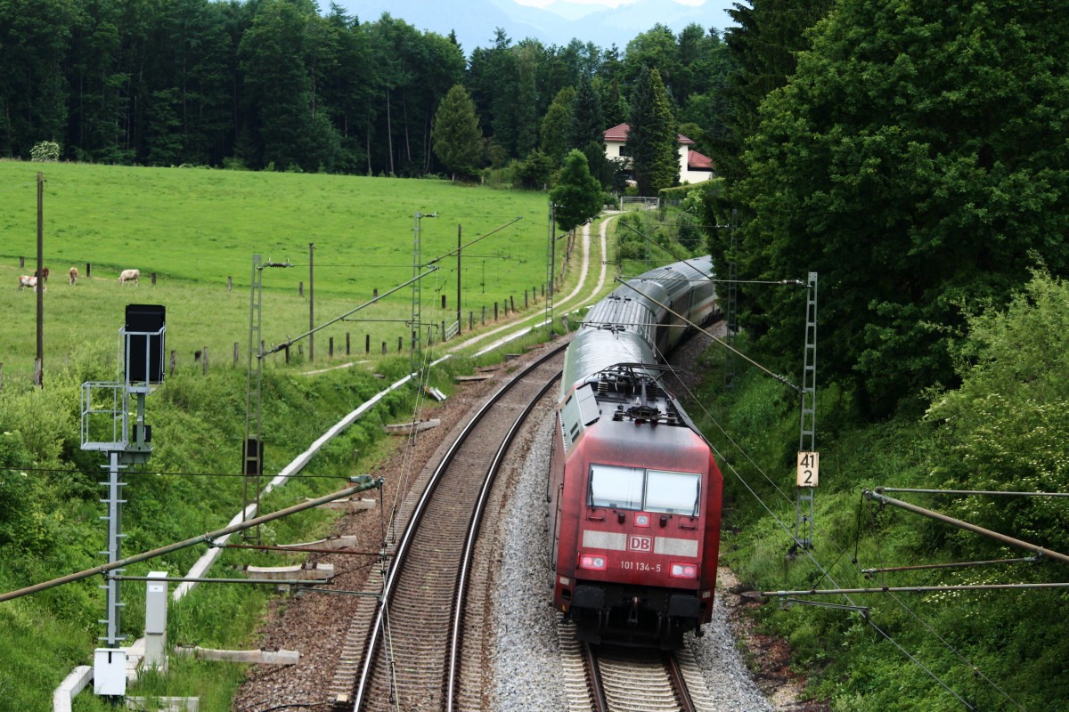101 134-5 schiebt am 3. Juni 2012 bei Sossau einen EC in Richtung Mnchen.
