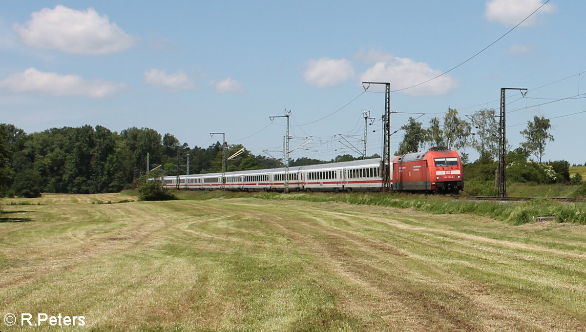 101 135-2  Unsere Preise  zieht bei Oberdachstetten den IC2083/85 Hamburg Altona - Obersdorf/Berchtesgarden gen Süden. 08.06.24