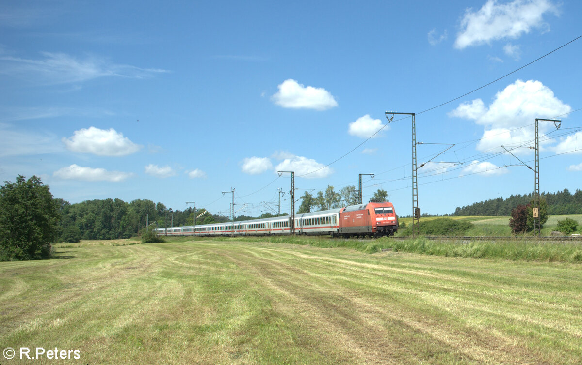 101 135-2  Unsere Preise  zieht bei Oberdachstetten den IC2083/85 Hamburg Altona - Obersdorf/Berchtesgarden gen Süden. 08.06.24