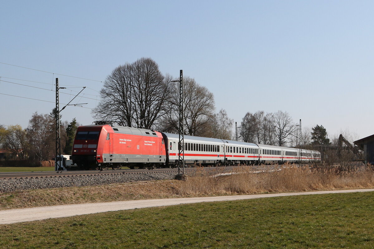 101 135 mit dem  IC Knigssee  aus Freilassing kommend am 28. Mrz 2022 bei bersee am Chiemsee.