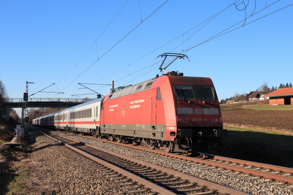 101 137-8 am 14. Dezember 2013 aus Salzburg kommend zwischen Bergen und bersee.