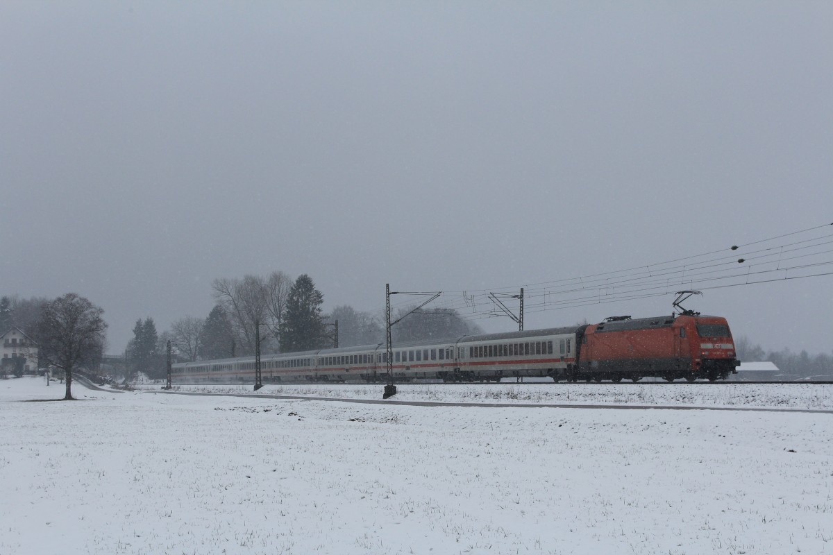 101 139-4 war am 31. Mrz 2013 bei bersee schiebend in Richtung Mnchen unterwegs.