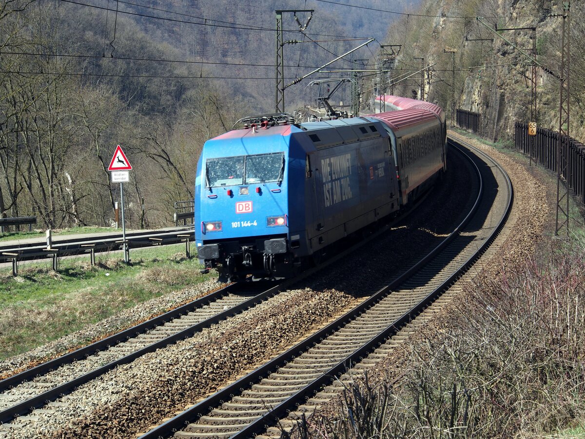 101 144-4 mit Werbung fr die DB Zukunft mit BB Eurocity auf der Geislinger Steige am 07.04.2018.