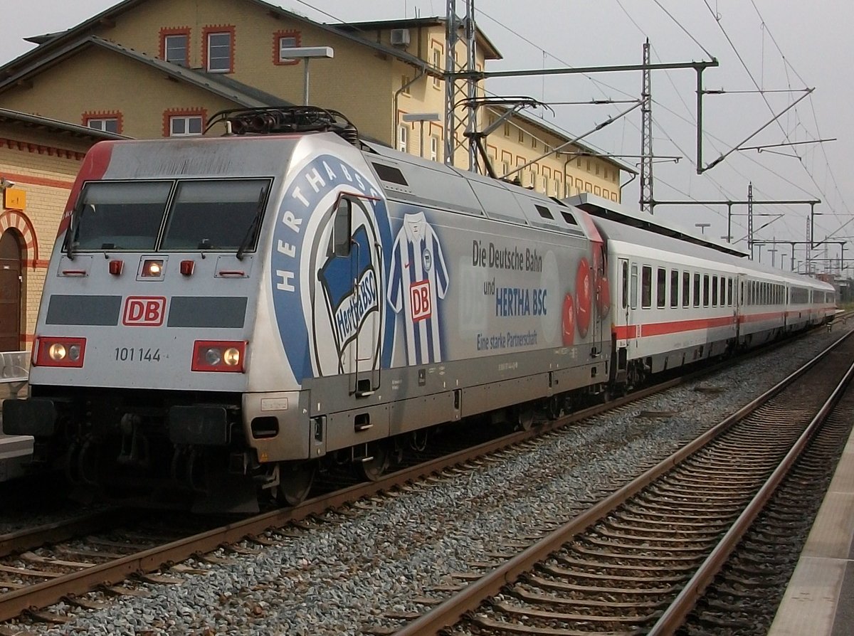 101 144 mit dem IC Kassel-Stralsund,am 20.September 2010,in Greifswald.