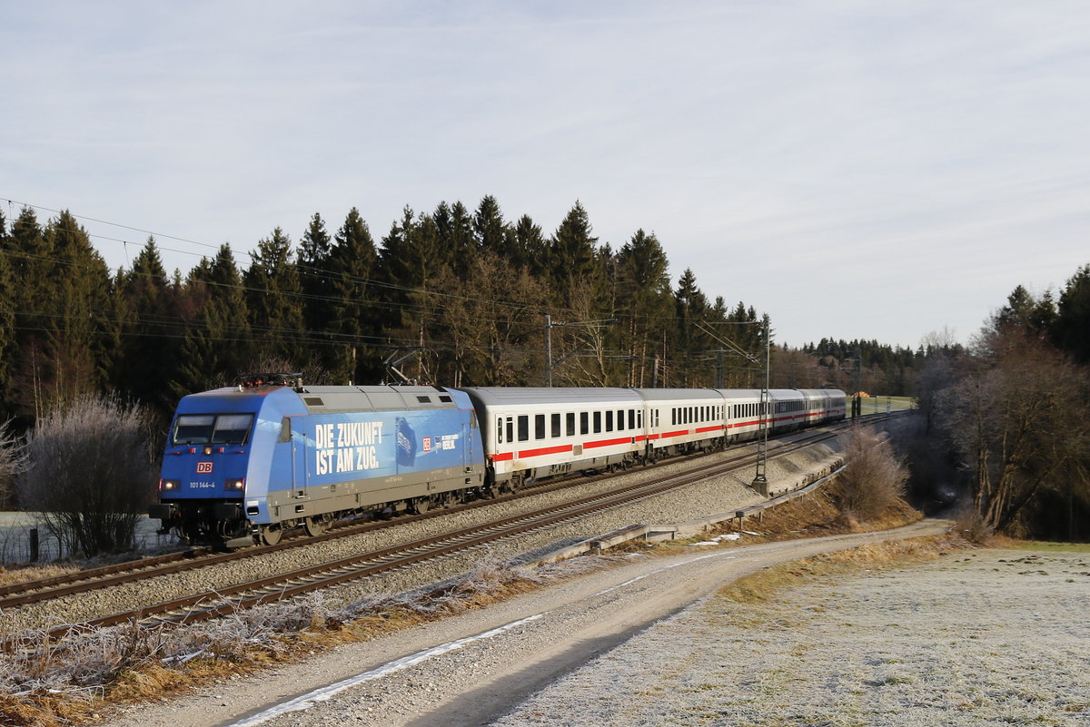 101 144 mit dem  IC Knigssee  am 26. Dezember 2017 bei Grabensttt.