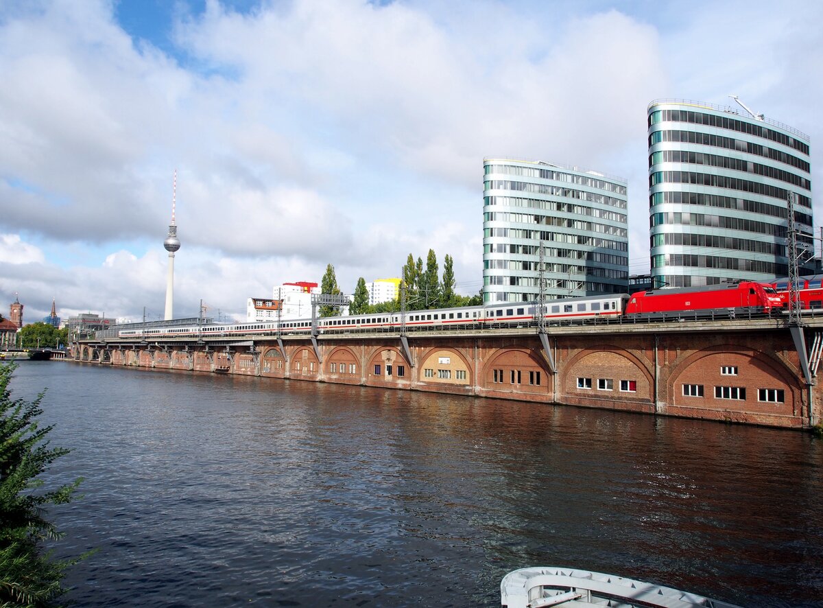 101 mit IC auf der Jannowitzbrücke in Berlin am 08.10.2016.