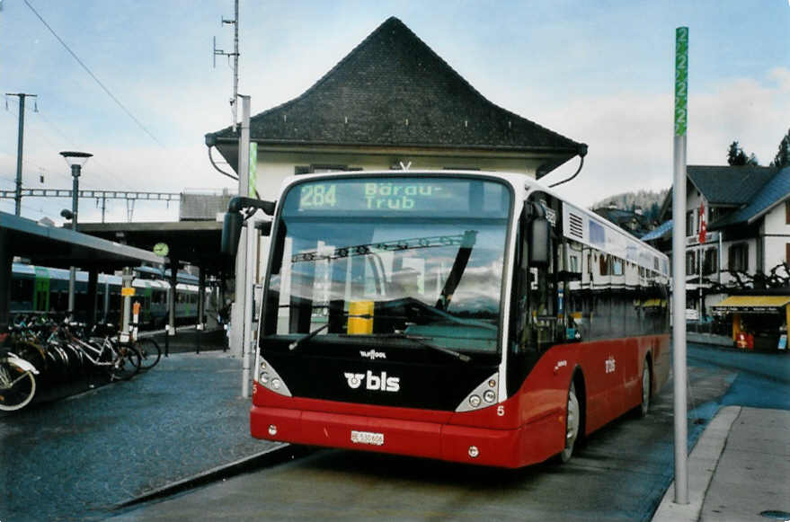 (101'302) - Busland, Burgdorf - Nr. 5/BE 530'606 - Van Hool (ex AOE Langnau Nr. 5) am 26. November 2007 beim Bahnhof Langnau