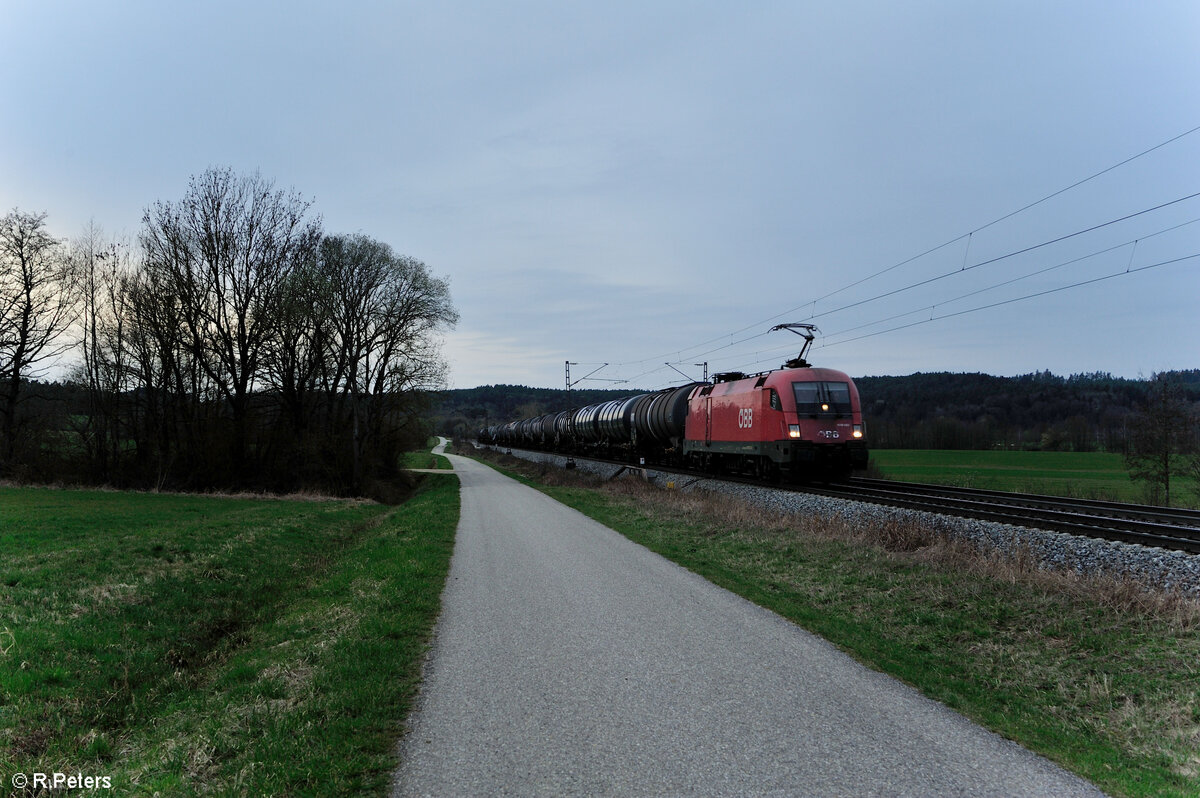 1016 003-4 mit einem Kesselzug in Richtung Passau bei Pölling. 17.03.24