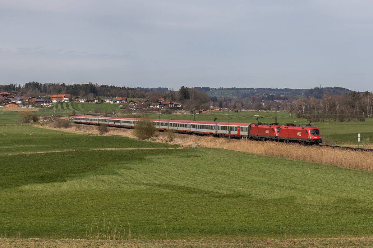 1016 007 und 1116 058 am 3. April 2016 bei Bernau am Chiemsee.