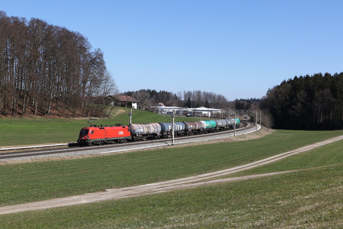 1016 009 war am 19. Mrz 2025 mit einem  Kesselwagenzug  bei Axdorf in Richtung Mnchen unterwegs.