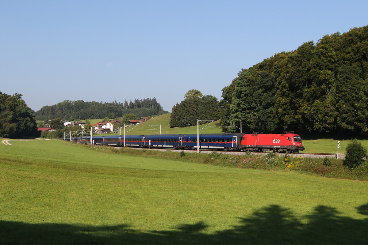 1016 017 war mit einem  Nightjet  am 12. August 2025 bei Axdorf auf dem Weg nach Mnchen.