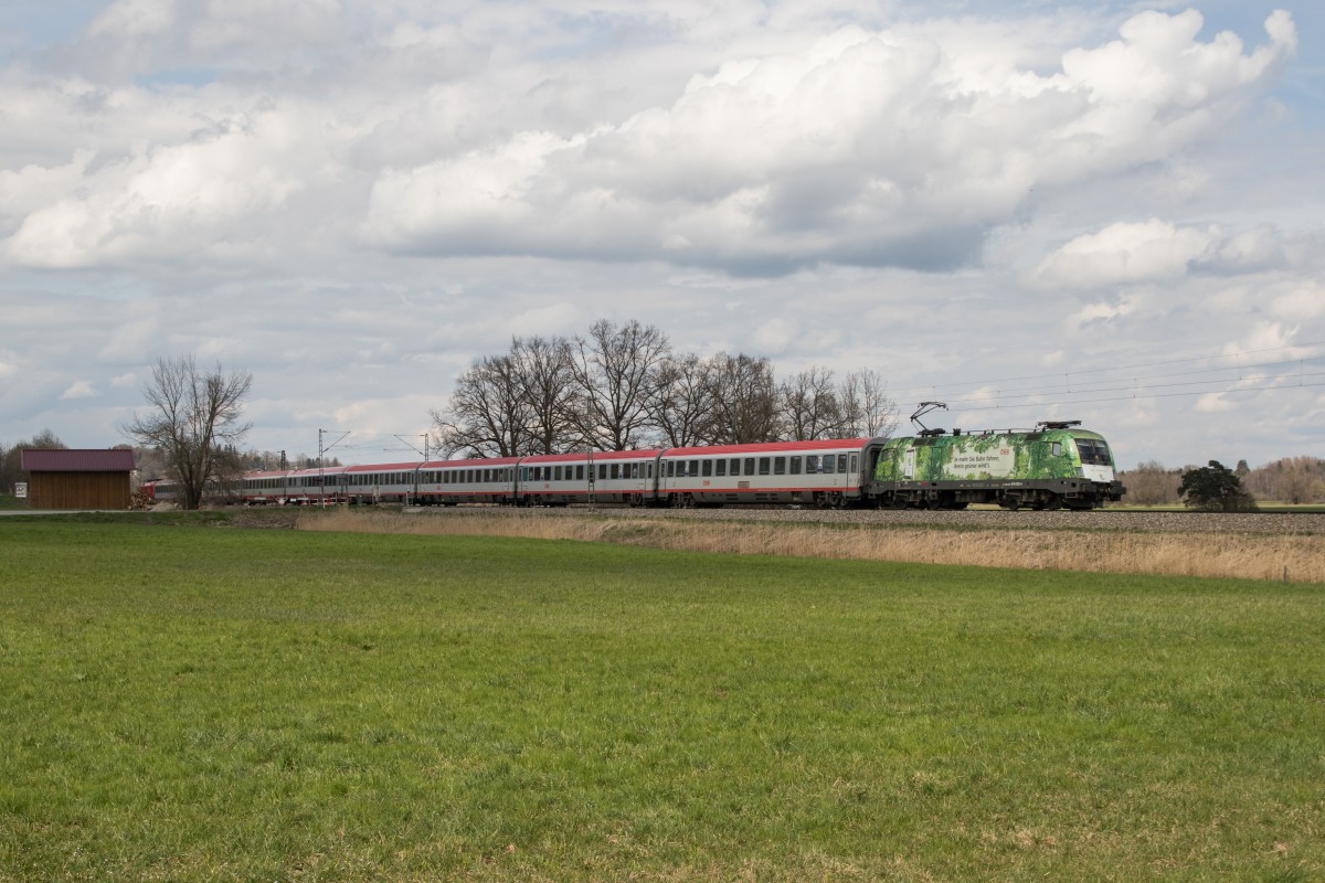 1016 023-4 war am 12. April 2015 bei Bernau am Chiemsee in Richtung Salzburg unterwegs.