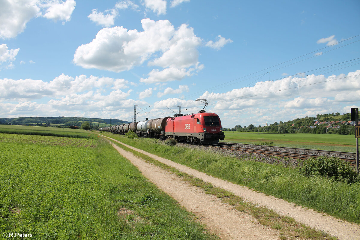 1016 025 zieht mit einem gemischten Güterzug kurz vor Treuchtlingen gen Süden. 28.05.24