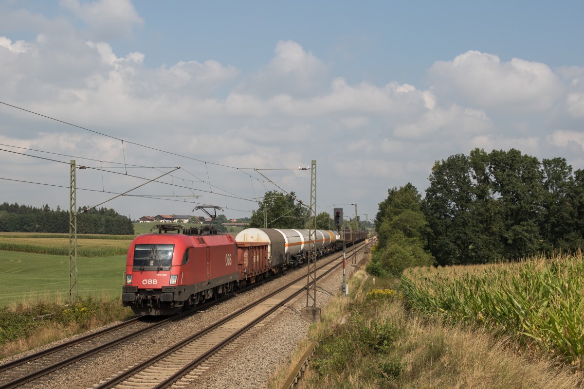 1016 028 mit einem gemischten Gterzug am 20. August 2015 bei Hilperting.