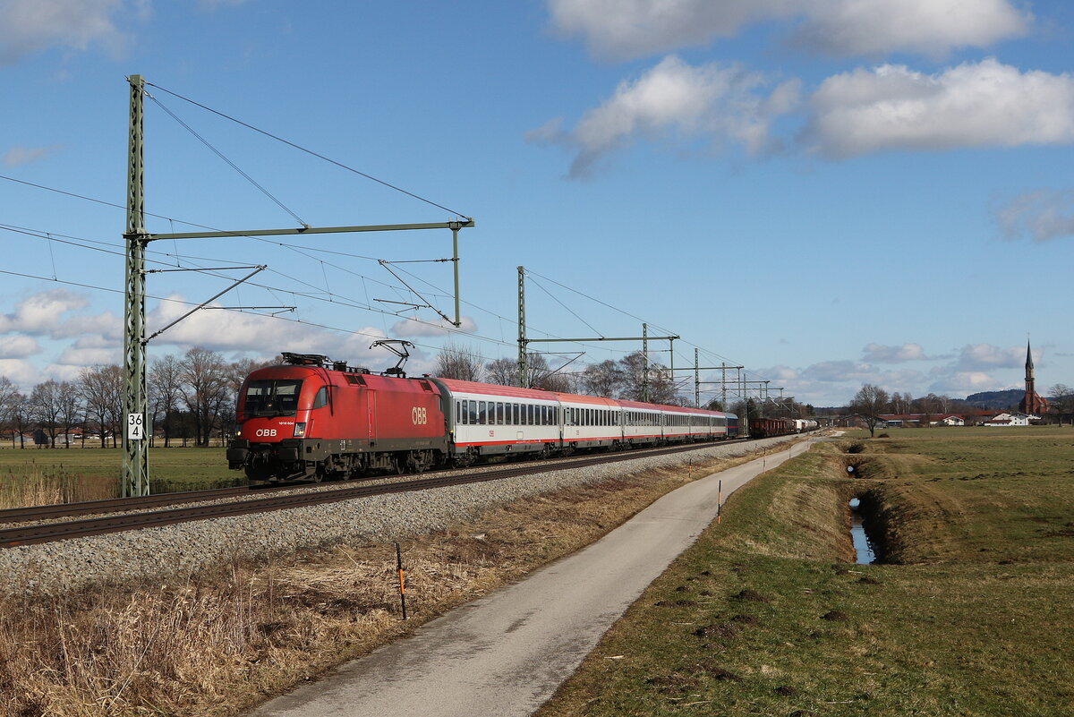 1016 034 mit einem  EC  aus Salzburg kommend am 5. Februar 2022 bei bersee.