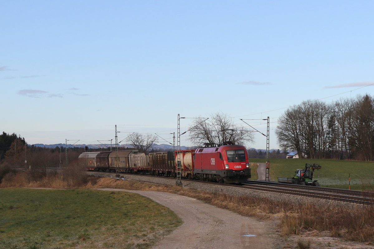 1016 034 war am 10. Januar 2020 mit einem kurzen Mischer bei Grabensttt in Richtung Salzburg unterwegs.