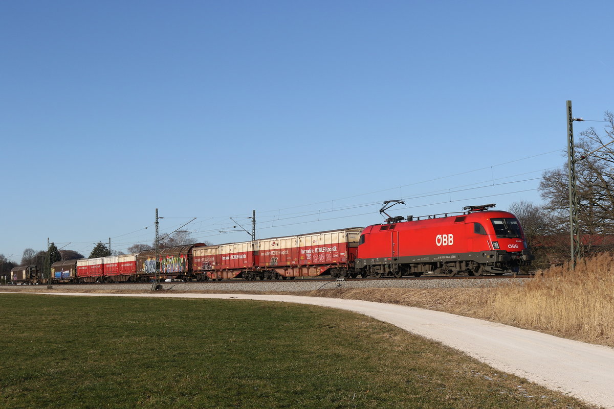 1016 038 war am 7. Februar 2020 mit einem gemischten Gterzug bei bersee am Chiemsee in Richtung Salzburg unterwegs.