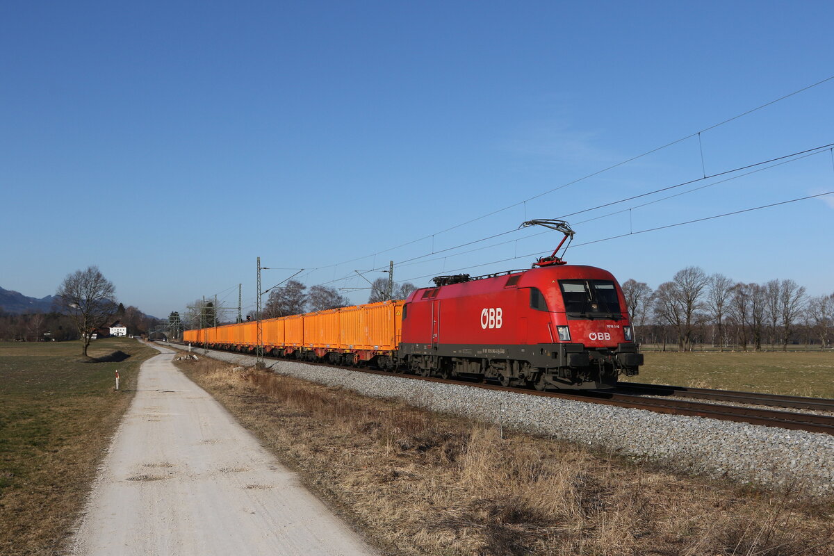 1016 040 war am 3. Mrz 2022 bei bersee am Chiemsee mit einem Containerzug in Richtung Salzburg unterwegs.