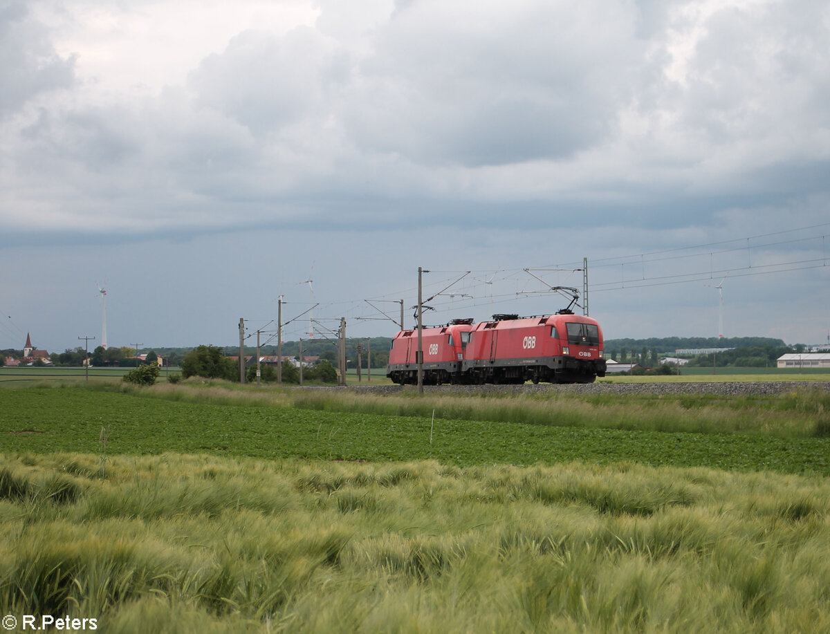 1016 044-0 + 1116 180-1 fahren als Lokzug bei Uffenheim in Richtung Süden. 27.05.24