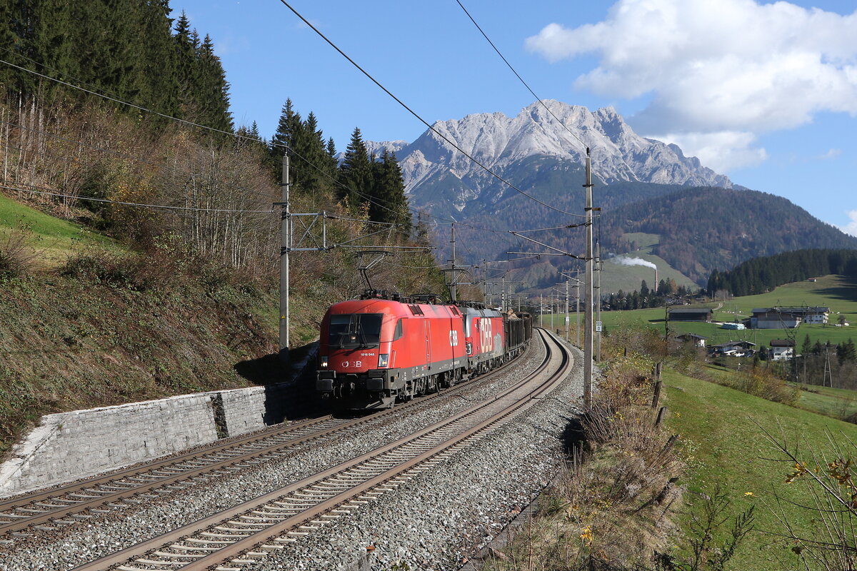 1016 045 und 1293 xxx waren mit einem gemischten Gterzug am 29. Oktober 2024 bei Pfaffenschwend auf dem Weg nach Wrgl.