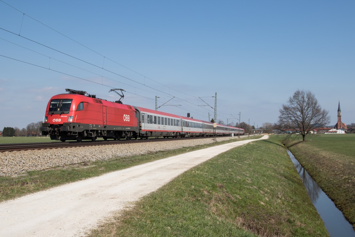 1016 046-5 von Salzburg kommend am 8. April 2015 kurz nach bersee am Chiemsee.
