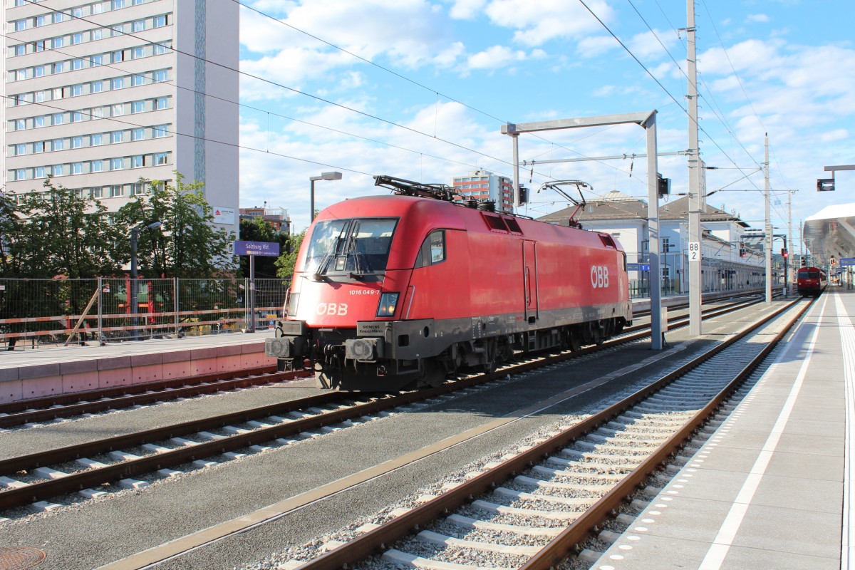 1016 049-7 bei einer Rangierfahrt am 13. Juli 2012 im Salzburger Hauptbahnhof.