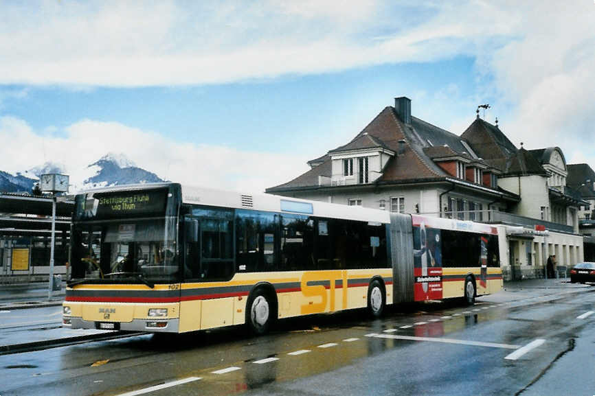 (101'730) - STI Thun - Nr. 102/BE 577'102 - MAN am 9. Dezember 2007 beim Bahnhof Spiez