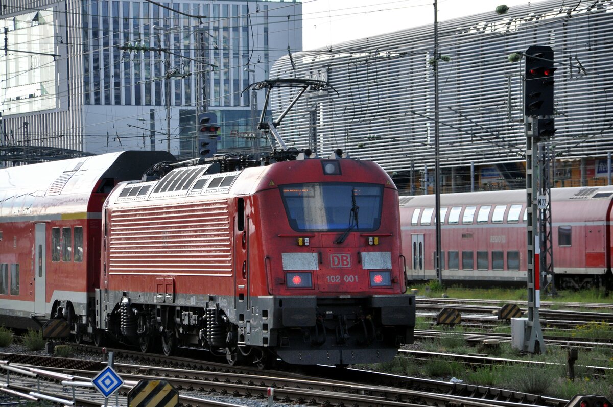 102 001 mit dem München-Nürnberg-Express in München Hbf am 04.06.2022.