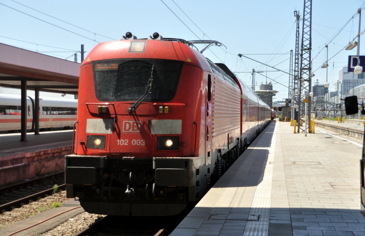 102 003 mit dem Mnchen-Nrnberg-Express in Mnchen Hbf am 04.06.2022.