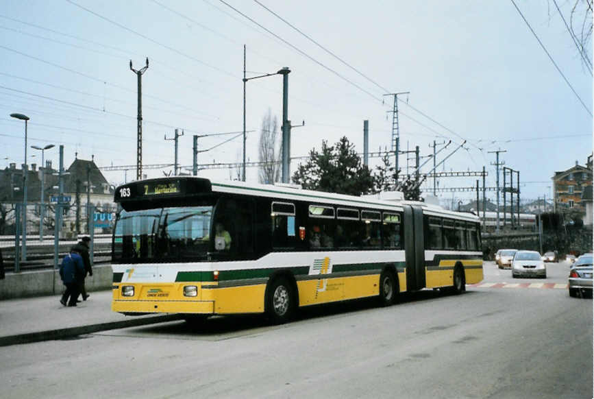 (102'213) - TN Neuchtel - Nr. 163 - FBW/Hess Gelenktrolleybus am 22. Dezember 2007 beim Bahnhof Neuchtel