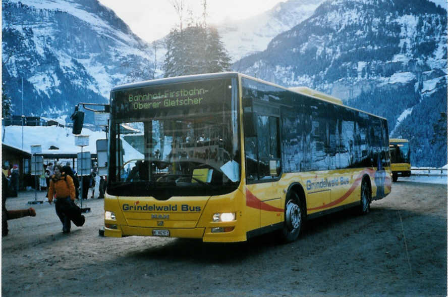 (102'807) - AVG Grindelwald - Nr. 18/BE 382'871 - MAN/Gppel am 2. Januar 2008 beim Bahnhof Grindelwald