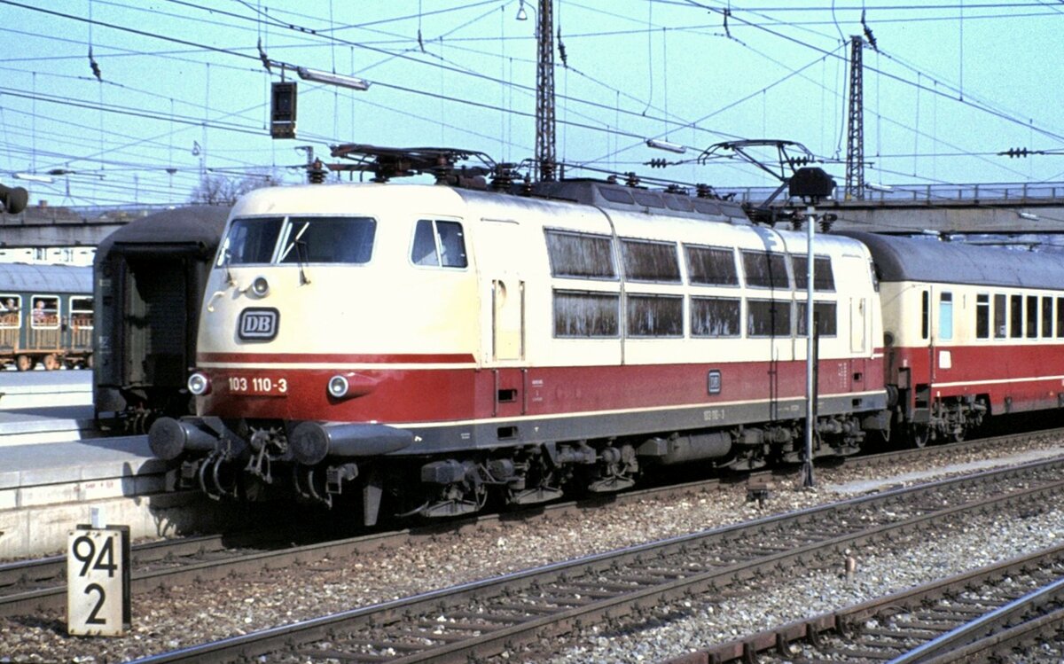 103 110-3 mit IC in Ulm am 17.04.1982.