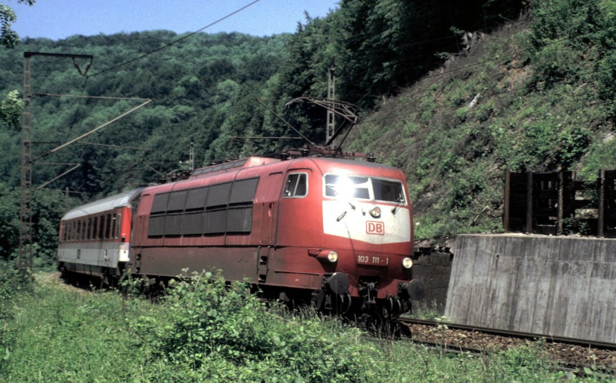 103 111-1 mit IC auf der Geislinger Steige am 06.06.1996.