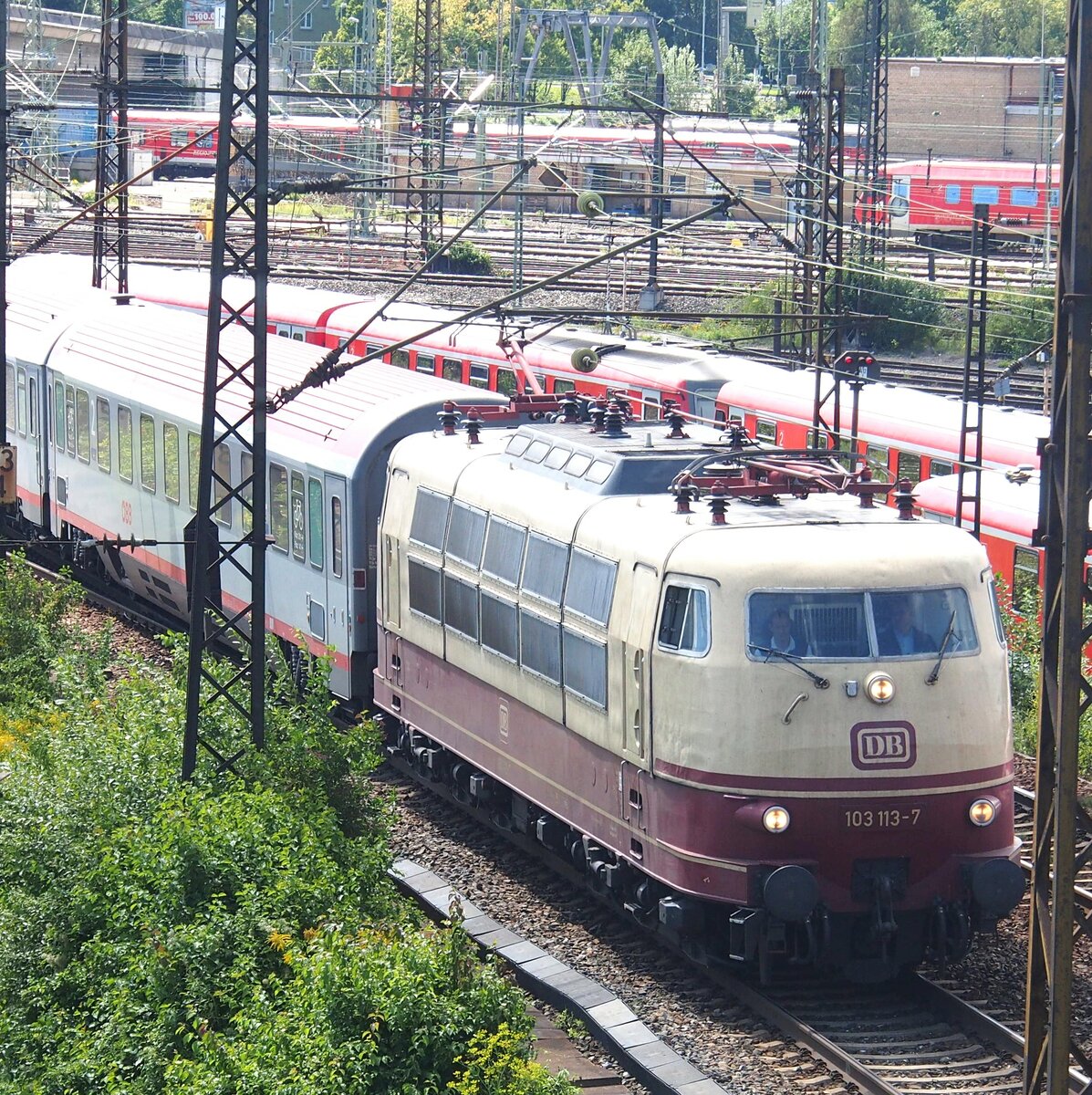 103 113-7 mit EC Mozart (ÖBB Wagen) fährt aus Ulm, am 17.08.2014.