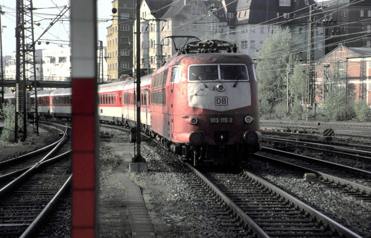 103 115-2 mit Lätzchen und IC in Ulm am 25.04.1999.