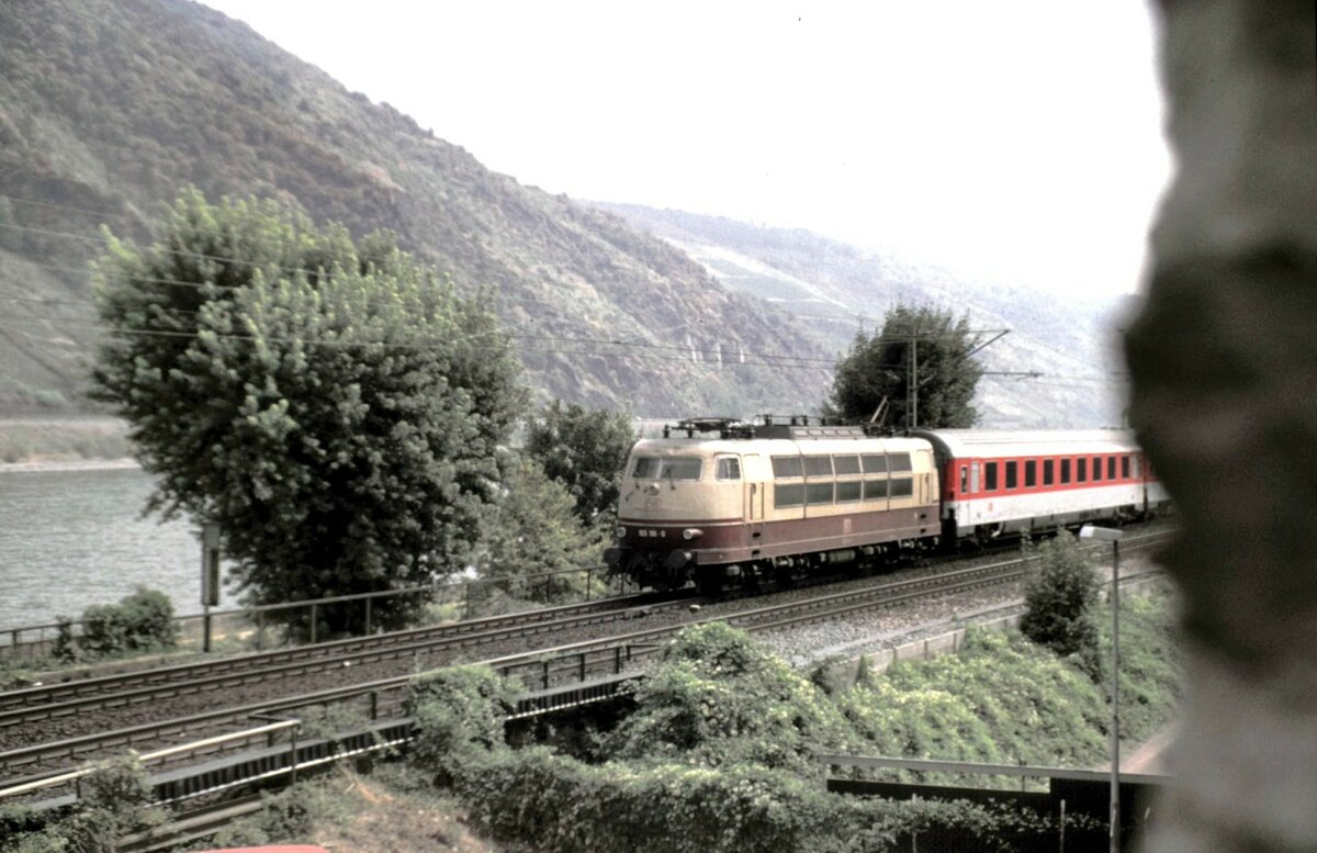 103 116-0 mit IC in Oberwesel am 20.08.1994.