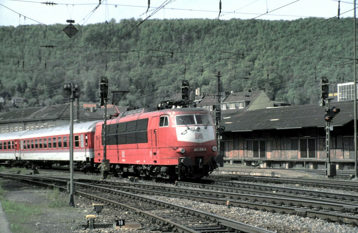 103 128-5 mit IC in alter Farbgebung in Geislingen Steige am 09.05.1998.