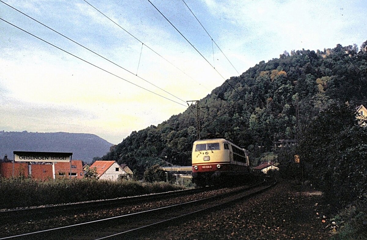 103 128-5 mit IC in Geislingen/Steige im Oktober 1980.
