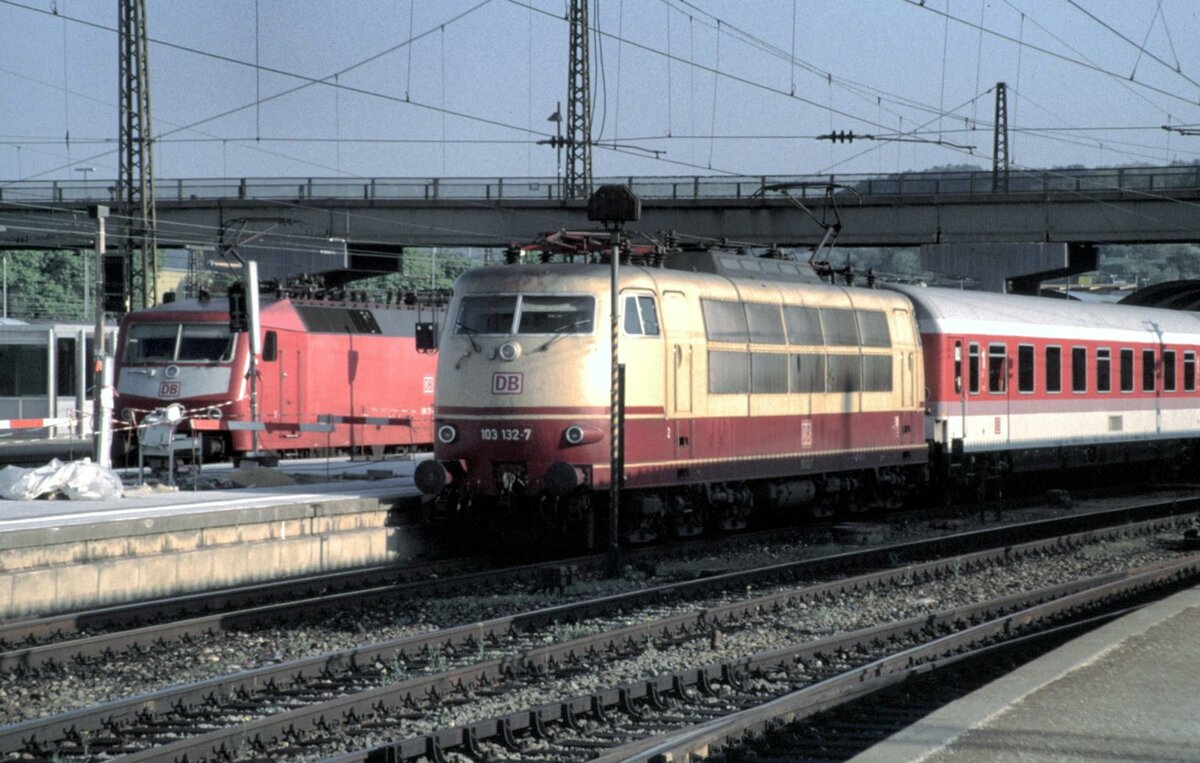 103 132-7 mit IC in Ulm am 02.05.1999.