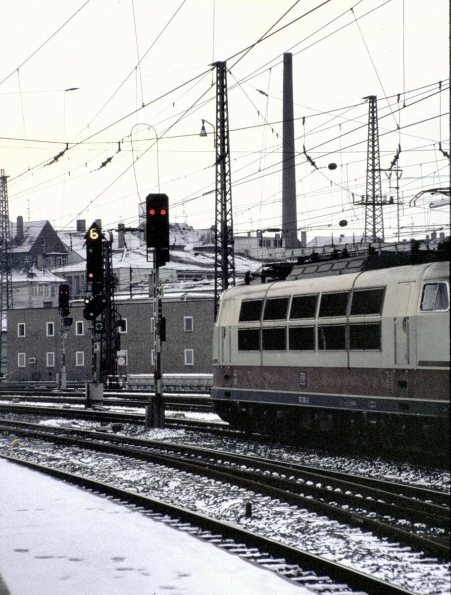 103 139-2 mit IC fährt aus Ulm am Bahnsteig 2 aus, am 15.10.1980.