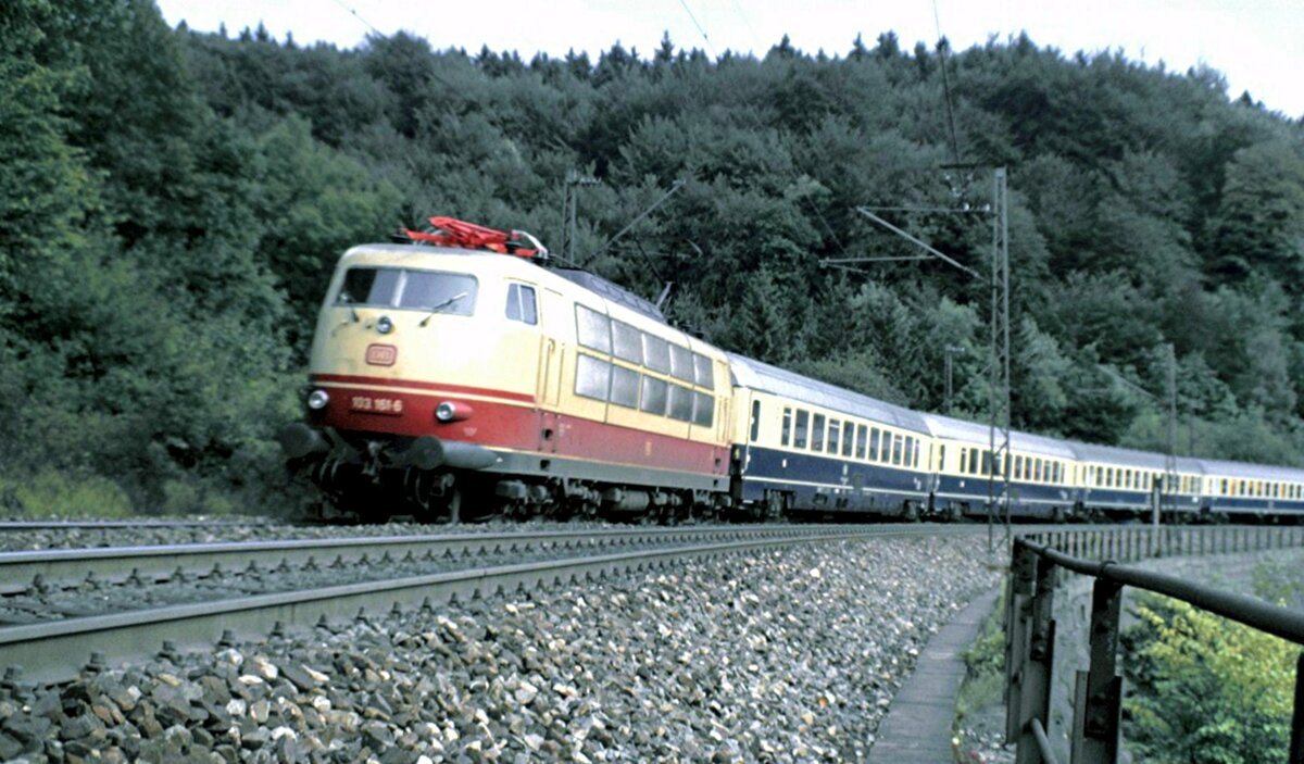103 161-6 mit IC auf dem Mühltalfelsendamm der Geislinger Steige am 14.09.1984.