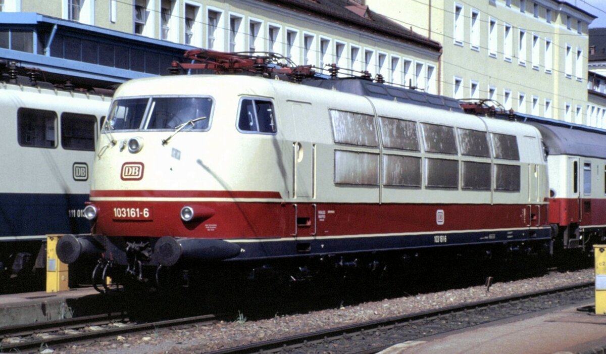 103 161-6 mit IC bei einer Leistungs-Ausstellung in Regensburg am 15.05.1982.