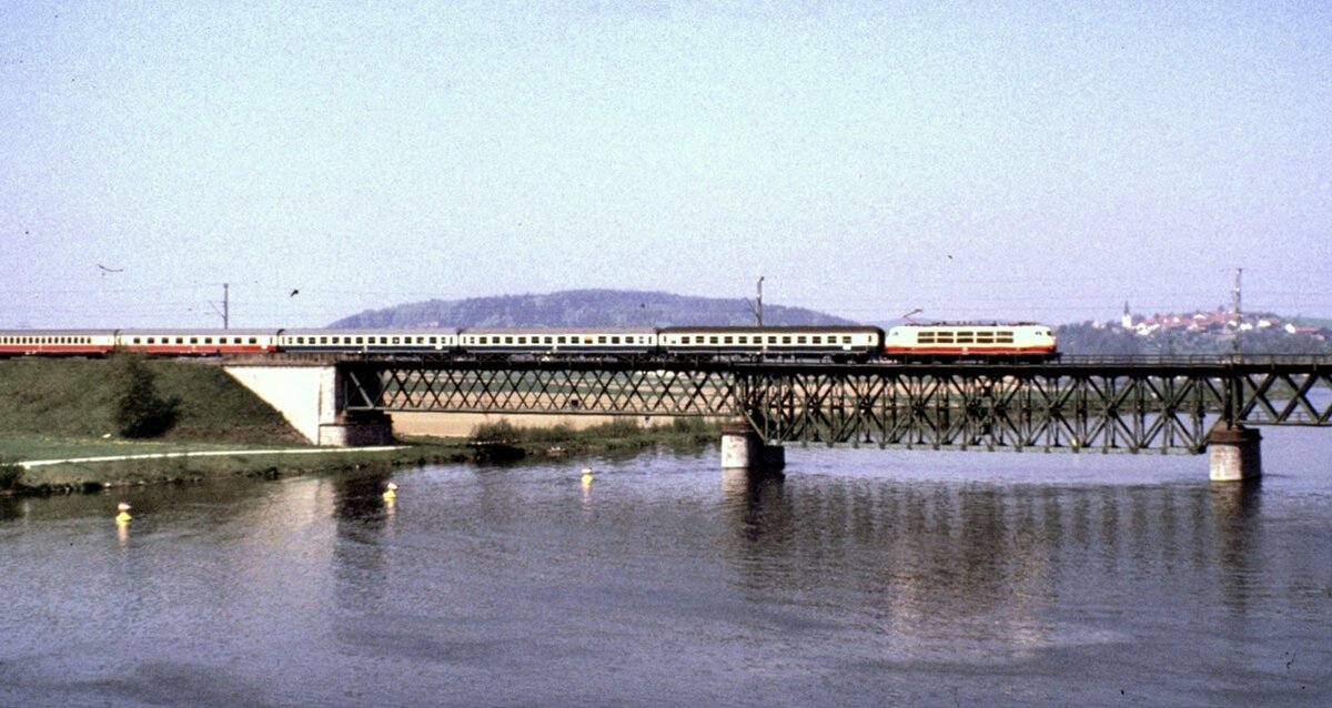 103 161-6 mit IC für eine Ausstellung in Regensburg auf der Donaubrücke bei Saal am 15.05.1982.
