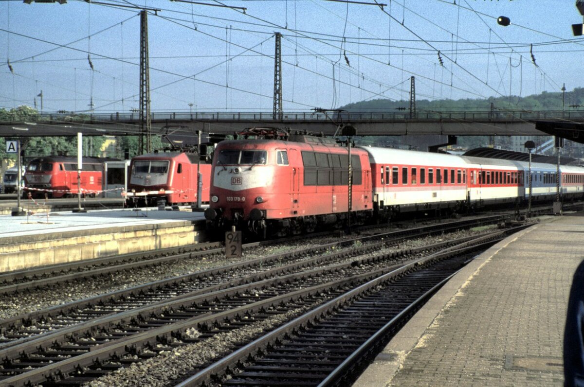 103 178-0 mit IC in Ulm am 09.05.1999. Noch zu sehen sind eine 120, 218 und ein 628.
