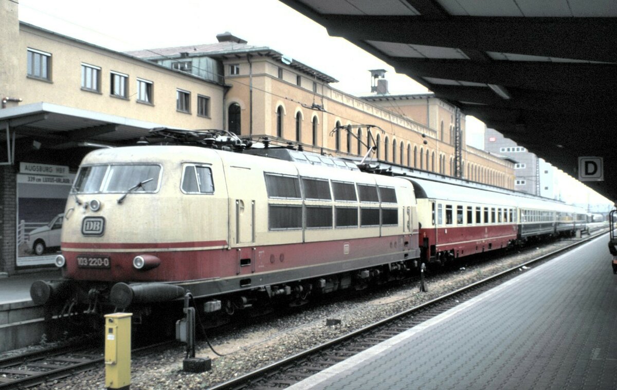 103 220-0 mit einem kurzen IC in Augsburg (1x 1.Kl und 3x 2.Kl) am 15.05.1988.