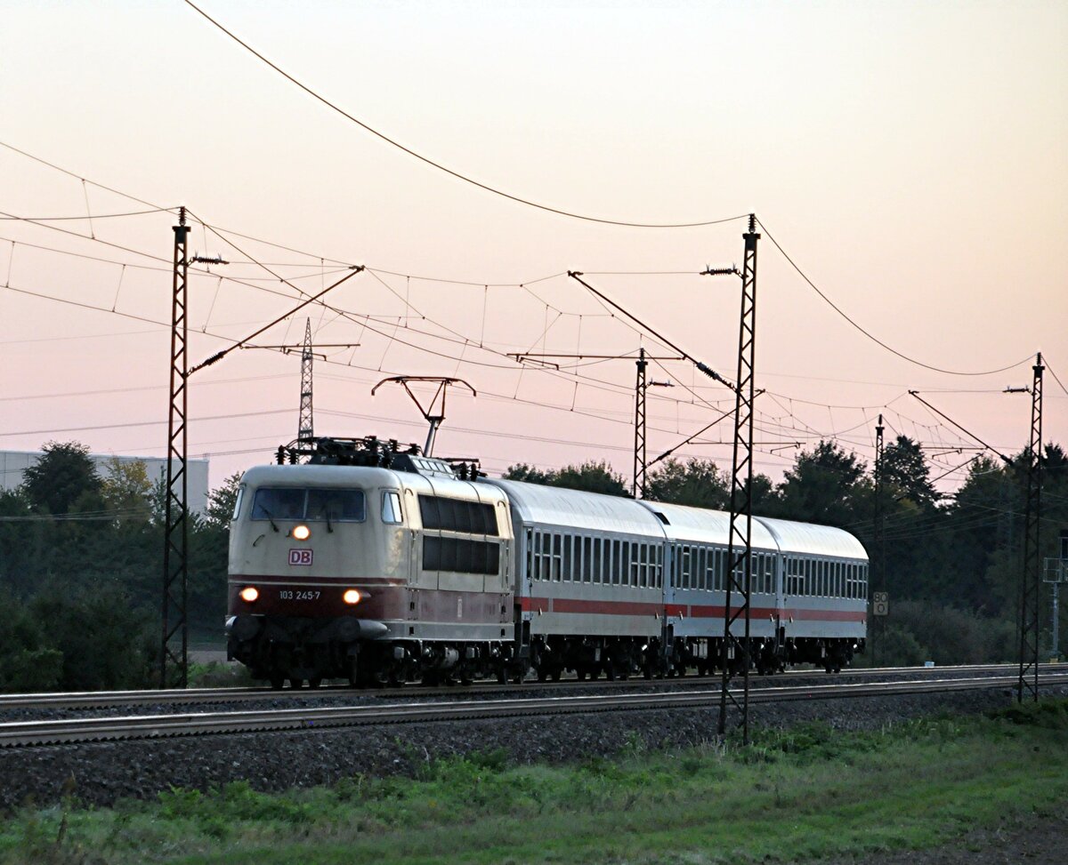 103 245-7 in Neu-Ulm Pfuhl kurz vor Sonnenuntergang am 30.09.2011.