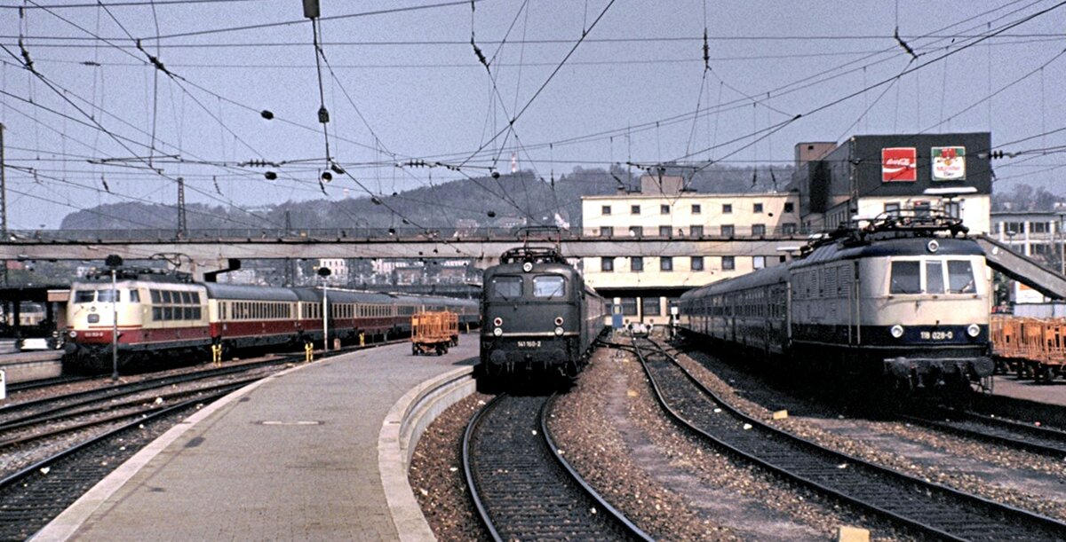 103 mit IC und 141 160-2 und 118 028-6 mit Nahverkehrszug in Ulm am 25.04.1987.