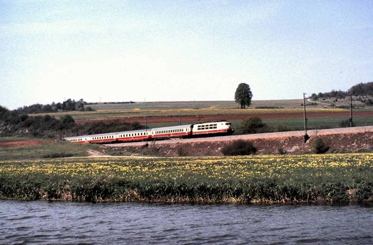 103 mit IC Erasmus im Altmhltal Kursbuchstrecke 990 Mnchen Hbf - Treuchtlingen am 09.05.1981.