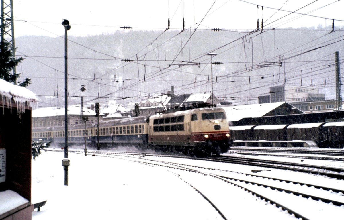 103 mit IC in Geislingen/Steige am 23.11.1980.